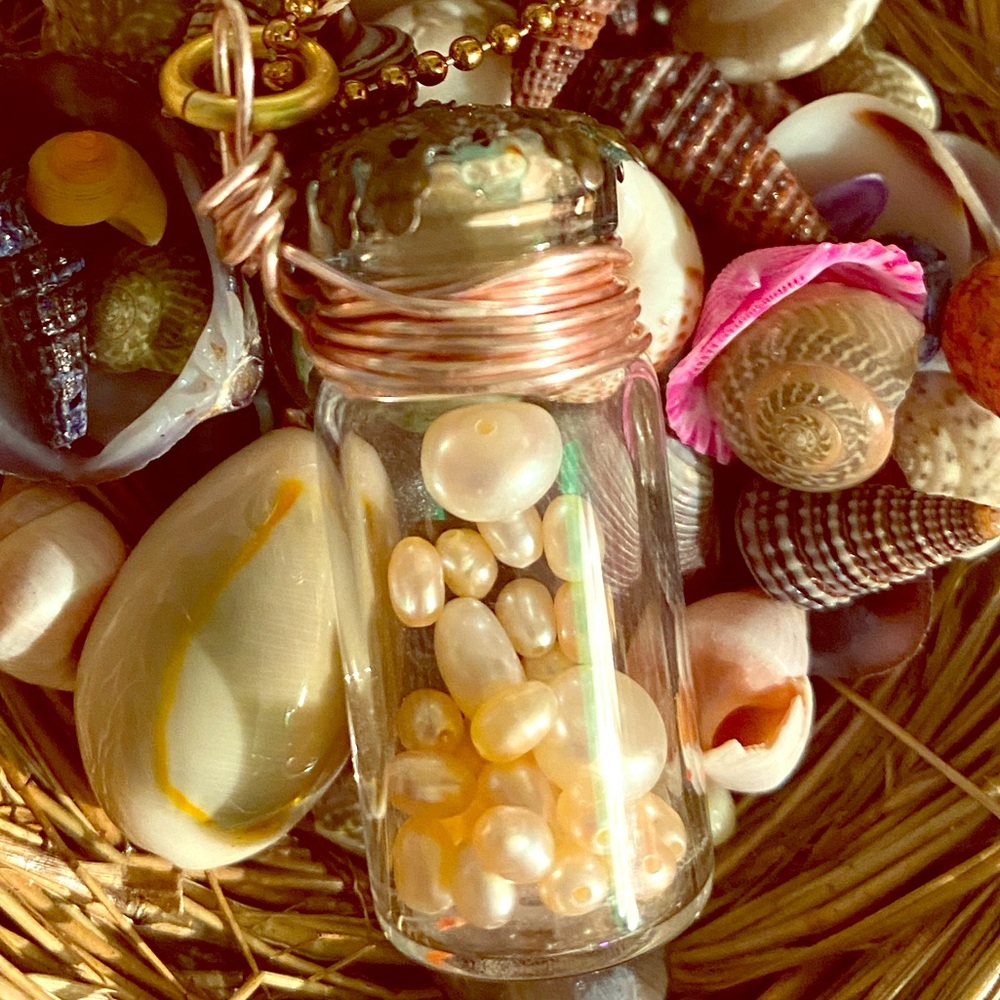 🤍🤍Ethereal faux pearls & wire bottle necklace